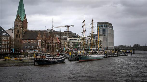 Sturm und Regen sorgen für Beeinträchtigungen Dunkle Wolken ziehen über Bremen.
