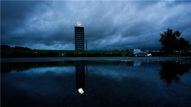 Bilder des Tages Dunkle Wolken ziehen über das Markenhochhaus von Volkswagen auf dem Gelände vom VW Stammwerk in Wolfsburg hinweg.