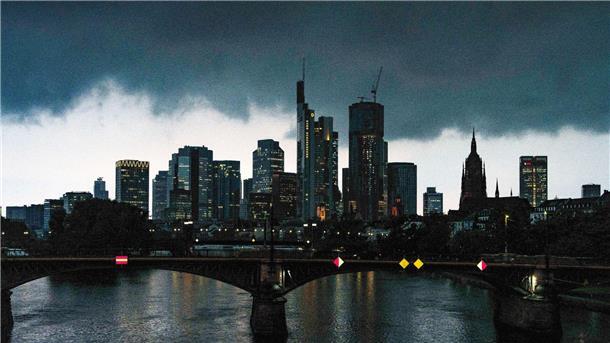 Hunderte Einsätze nach Gewittern und heftigen Regenfällen Dunkle Wolken zogen am Abend über die Skyline der Bankenstadt.