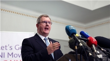 DUP-Parteichef Jeffrey Donaldson gibt eine  Pressekonferenz.