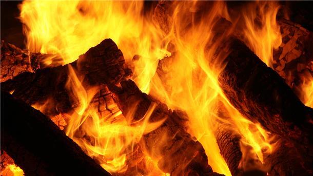 Holz verbrennt in einem Kamin 