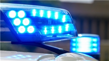 Ein Blaulicht auf einem Polizeifahrzeug leuchtet