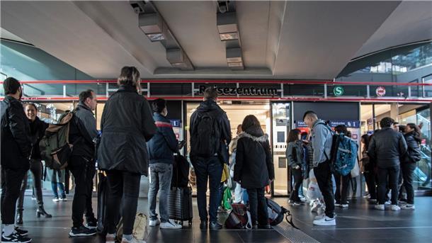 Durch den massiven Zugausfall bildeten sich vor den DB-Reisezentren lange Schlangen.
