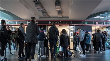 Durch den massiven Zugausfall bildeten sich vor den DB-Reisezentren lange Schlangen.