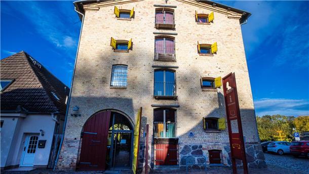 Durch die Ausladung des jüdischen Publizisten Michel Friedman bundesweit in den Schlagzeilen: Das Literaturhaus „Uwe Johnson“  in Klütz in Nordwestmecklenburg. 