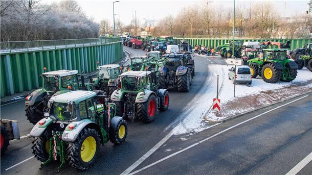 Trecker vor Spundwänden
