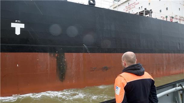 Brand auf Frachter: Wind verhindert die Löschung mit Schaum Die Außenhaut des Schiffes ist geschmolzen.