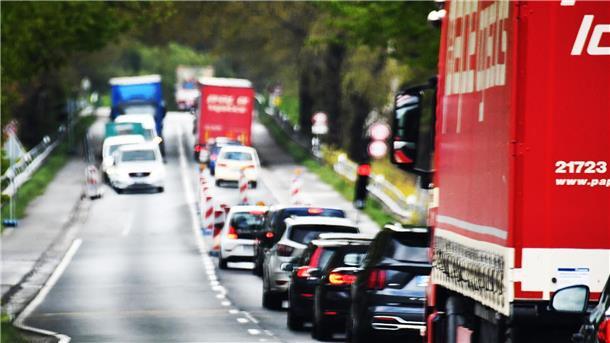 B 73: Probleme bei Brückenneubau in Hechthausen eine lange Autoschlange