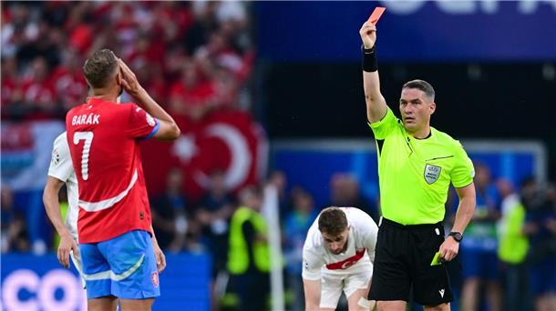 Türkei müht sich ins Achtelfinale Durch eine Gelb-Rote Karte für Tschechiens Antonin Barak war die Türkei früh in Überzahl.