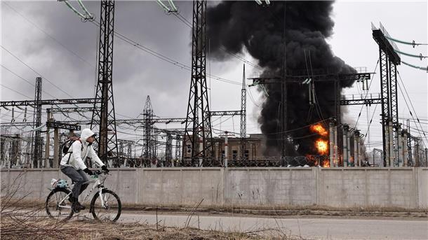Krieg gegen die Ukraine: So ist die Lage Durch einen der heftigsten Luftangriffe in mehr als zwei Jahren Angriffskrieg hat Russland schwere Schäden am Energiesystem der Ukraine angerichtet. In der ostukrainischen Großstadt Charkiw fiel der Strom komplett aus.