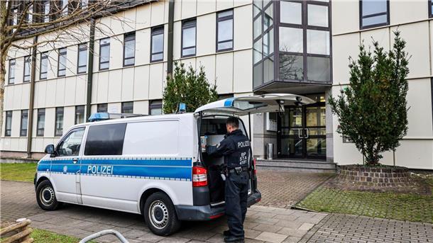 Großrazzia gegen irakisch-kurdisches Schleusernetzwerk Durchsucht wurde unter anderem in einer Flüchtlingsunterkunft in Essen.