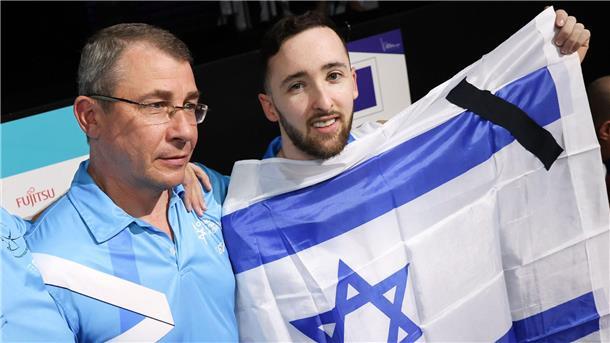Nach Israel-Ausschluss: IOC übt Druck auf Indonesien aus Durfte nicht zur WM nach Indonesien: Artem Dolgopyat (r). (Archivbild)