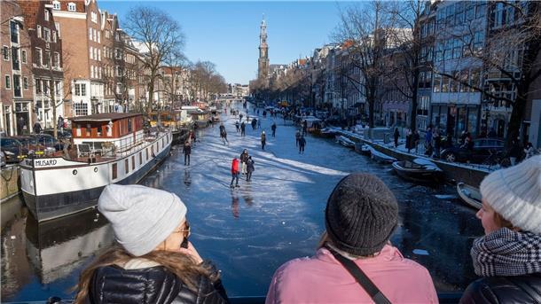 Frostwetter versetzt Niederlande ins Schlittschuhfieber Dutzende von Schlittschuhläufern laufen auf der gefrorenen Oberfläche von Amsterdams historischem Prinsengracht-Kanal.