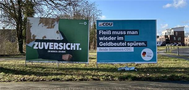 Zerstörte Plakate im Wahlkreis Rotenburg – Aufruf zu fairem Wahlkampf Zwei große Plakate stehen auf einer Wiese.