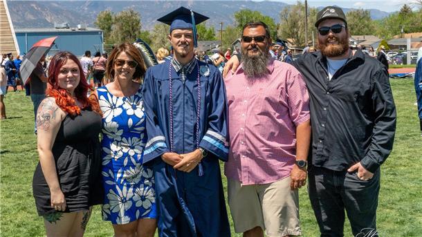 Dylan bei seinem Highschool-Abschluss mit Mama, Papa, Kyle und Jasmine.