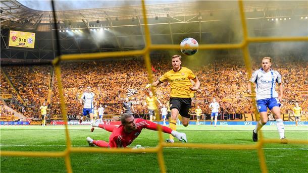 FC Schalke siegt durch Elfmetertor in Dresden Dynamos Christoph Daferner (M) scheitert einmal mehr gegen Schalke-Torwart Loris Karius (l).