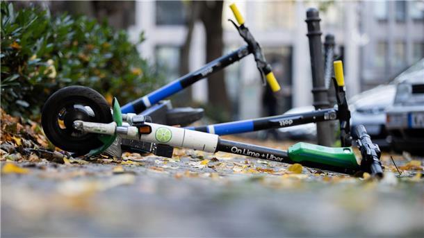 Abstellchaos bei E-Scootern - ein Ende in Sicht? E-Scooter liegen auf einem Gehweg und versperren den Weg.