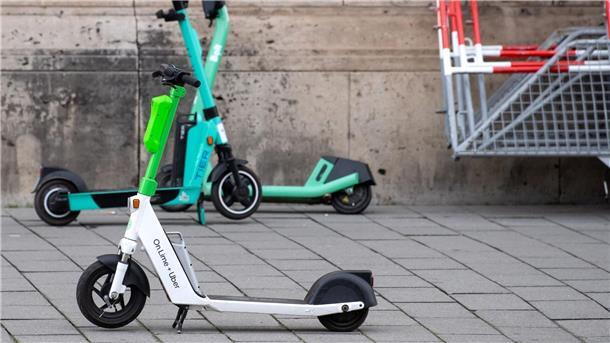 Lime-Chef: Bei E-Scooter-Problem auch Städte in der Pflicht E-Scooter von Lime, Tier und Bolt stehen in Berlin auf einem Gehweg.