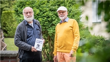 Eberhard Pfleiderer und Jens Schnepel (links) stellen ihr Buch zum Thema Morgenläufe vor.
