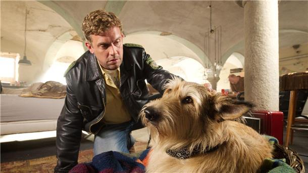 Eberhofer (Sebastian Bezzel) macht sich Sorgen um Hund Ludwig .