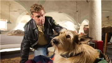 Eberhofer (Sebastian Bezzel) macht sich Sorgen um Hund Ludwig .