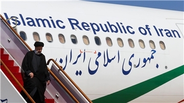 Ebrahim Raisi, Präsident des Iran, kommt zu einem zweitägigen Besuch auf dem internationalen Flughafen von Damaskus an.