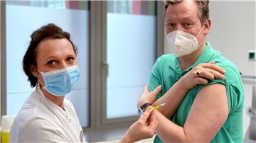 Eckart von Hirschhausen mit Studienleiterin Professor Dr. Clara Lehmann  von der Uniklinik Köln bei seinem Impfexperiment, über das am Montag, 1. Februar, im Ersten eine TV-Doku läuft.