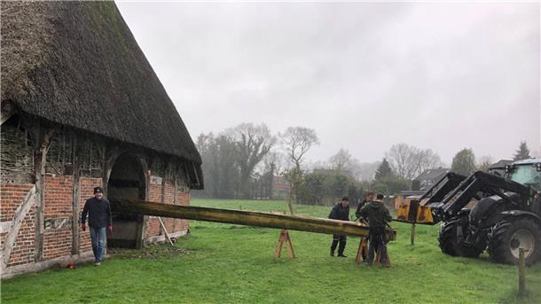 „Eckes Hus“ in Ostereistedt: Ein wichtiger Deckenbalken wurde im ältesten Bauernhaus ersetzt.