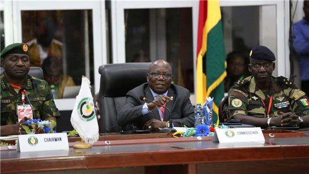 Ecowas und Niger: Drohgebärden und Kräftemessen Ecowas-Präsident Abdel-Fatau Musah (M) spricht während einer Pressekonferenz.