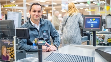 Edeka-Marktleiter Daniel Streubel freut sich, dass das Einkaufen für die ältere Generation so gut angenommen wurde.
