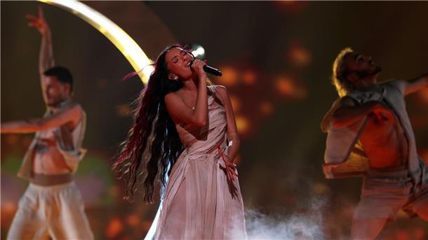 ESC-Finale hat begonnen: Pfiffe für Israel Eden Golan (M) aus Israel mit dem Titel „Hurricane“ auf der Bühne beim Finale des Eurovision Song Contest 2024.