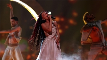 Eden Golan (M) aus Israel mit dem Titel „Hurricane“ auf der Bühne beim Finale des Eurovision Song Contest 2024.