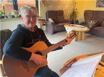 Frau mit Gitarre