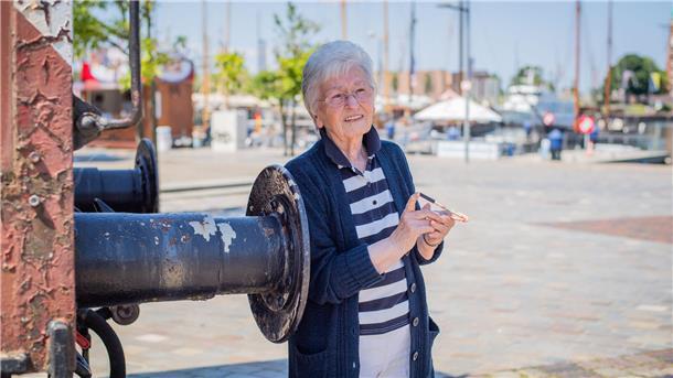 Edith Rudolph (88) ist gebürtige Bremerhavenerin. Hier an dieser Stelle zwischen Altem und Neuem Hafen ist sie aufgewachsen, hat im elterlichen Lokal in der Buchhaltung mitgeholfen. Später arbeitete sie in Uelzen beim Baumarkt. Ein Bleistift von dort begleitet sie seitdem überall mit hin.