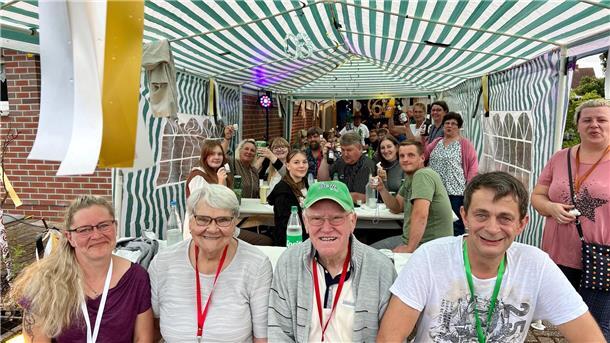 Menschen feiern im Zelt