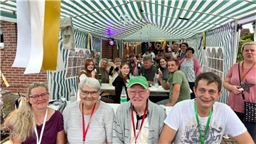 Menschen feiern im Zelt