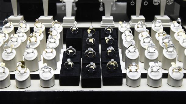 Konfliktdiamanten: Das Geschäft mit russischen Brillanten Edle Schmuckstücke liegen im Schaufenster eines Ladens im Diamantenviertel in Antwerpen.