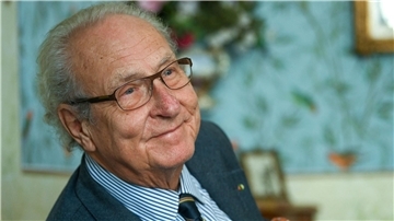 Eduard Prinz von Anhalt hat die Krönung für den Fernsehsender RTL genau im Blick.