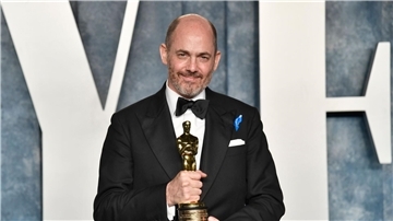 Edward Berger feiert seinen Triumph bei der Vanity Fair Oscar Party in Beverly Hills.