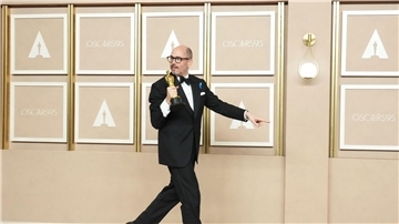Edward Berger hält seinen Oscar ganz fest.