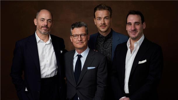 Edward Berger & Co. beim Lunch der Nominierten Edward Berger (l-r), Malte Grunert, Albrecht Schuch und James Friend posieren im Beverly Hilton Hotel für ein Porträt.