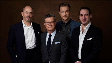 Edward Berger (l-r), Malte Grunert, Albrecht Schuch und James Friend posieren im Beverly Hilton Hotel für ein Porträt.