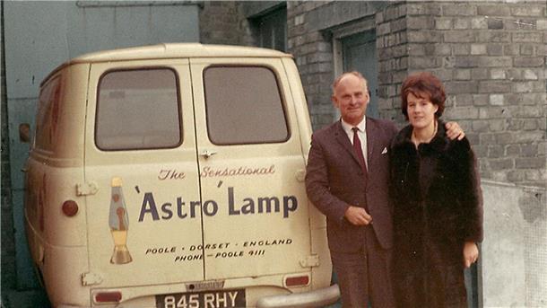 Analoges Kultobjekt: Die Lavalampe wird 60 Edward Craven Walker, der Erfinder der „Astro Lavalampe“, mit seiner Frau.