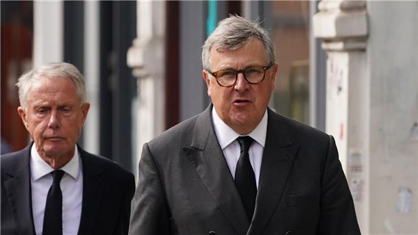 Organisator des Queen-Begräbnisses muss Führerschein abgeben Edward Fitzalan-Howard (r), Earl Marshal und Herzog von Norfolk, vor dem Amtsgericht von Lavender Hill.