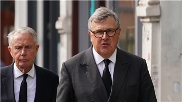 Edward Fitzalan-Howard (r), Earl Marshal und Herzog von Norfolk, vor dem Amtsgericht von Lavender Hill.