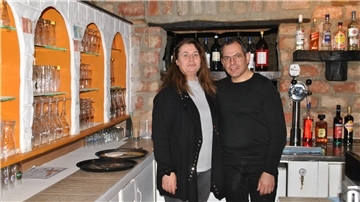 Efthymios Koulaxisis und Viktoria Krasteva hinter dem Tresen in ihrem neuen Restaurant „Basilico“.