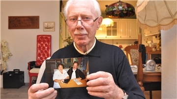 Egon Klußmann aus der Jahnstraße in Nordenham hält ein Bild aus besseren Tagen in den Händen. Es zeigt ihn mit seiner Frau Ewa. 58 Jahre waren die beiden verheiratet. Als Ewa Klußmann jetzt starb, durfte ihr Mann ihr nicht beistehen.