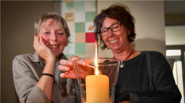 Ehrenamtliche Sterbebegleiterinnen Karin Bodenhagen (re.) und Ute Brünjes (Mitte) im Hospizverein Hombre.