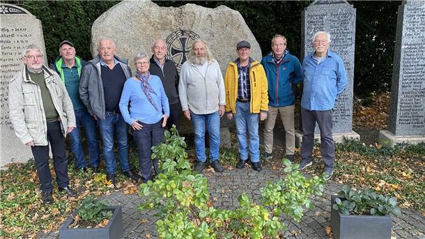 Die Gedenksteine vom Moos befreit Ehrenamtliche Wremer haben jetzt mehrere Gedenksteine für die Opfer der beiden Weltkriege restauriert.