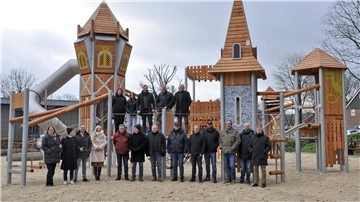 Ehrengäste „entern“ die Gnarrenburg zur Eröffnungsfeier. Das Projekt ist Bestandteil der Dorferneuerungsmaßnahme „Neue Ortsmitte“ und umfasst auch die Neugestaltung des Pastorengartens mit Multifunktionsfläche und Stellplatz.